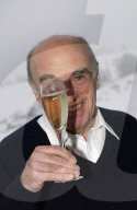 Hans-Rudolf Merz mit Sektglas