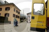 Mobiles Postbüro auf dem Dorfplatz von Augio, 2004