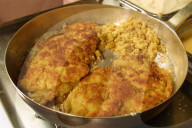 Wiener Schnitzel braten in Bratpfanne
