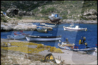 Fischerboote in einer Bucht auf der Insel Kythria