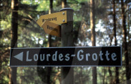 Wegweiser zur Lourdes-Grotte bei Wittnau, 2004