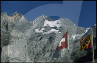 Blüemlisalphorn und Oeschinenhorn, Schweizer und Berner Fahne