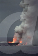 Lavafluss in den Pazifik am Abend