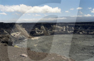 Kilauea Caldera mit Blick auf Mauna Loa