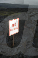 No Parking Schild in erkalteter Lava