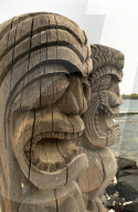Götterbilder im Puuhonua O Honaunau National Historical Park