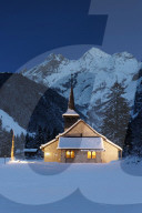 Katholische Kirche mit Weihnachtsbeleuchtung in Kandersteg 2010