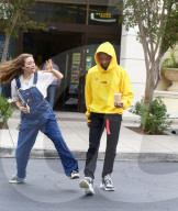 PEOPLE -  Jaden Smith und seine Freundin Sarah Snyder reissen Faxen in Calabasas