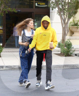 PEOPLE -  Jaden Smith und seine Freundin Sarah Snyder reissen Faxen in Calabasas