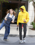 PEOPLE -  Jaden Smith und seine Freundin Sarah Snyder reissen Faxen in Calabasas