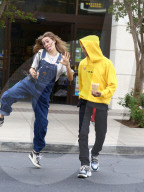 PEOPLE -  Jaden Smith und seine Freundin Sarah Snyder reissen Faxen in Calabasas