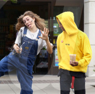 PEOPLE -  Jaden Smith und seine Freundin Sarah Snyder reissen Faxen in Calabasas