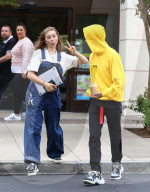 PEOPLE -  Jaden Smith und seine Freundin Sarah Snyder reissen Faxen in Calabasas