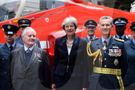 NEWS - Theresa May erhält Besuch von der Royal Air Force an der 10 Downing Street