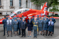 NEWS - Theresa May erhält Besuch von der Royal Air Force an der 10 Downing Street
