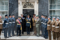 NEWS - Theresa May erhält Besuch von der Royal Air Force an der 10 Downing Street