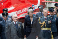 NEWS - Theresa May erhält Besuch von der Royal Air Force an der 10 Downing Street