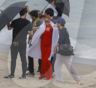 PEOPLE - Cindy Crawford posiert am Strand für Dolce Gabbana in Malibu