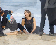 PEOPLE - Cindy Crawford posiert am Strand für Dolce Gabbana in Malibu