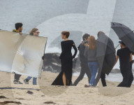 PEOPLE - Cindy Crawford posiert am Strand für Dolce Gabbana in Malibu