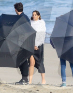 PEOPLE - Cindy Crawford posiert am Strand für Dolce Gabbana in Malibu