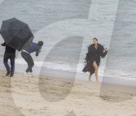 PEOPLE - Cindy Crawford posiert am Strand für Dolce Gabbana in Malibu