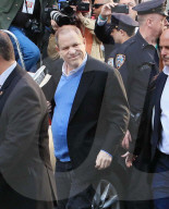 NEWS - New York: Harvey Weinstein stellt sich der Polizei
