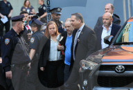 NEWS - New York: Harvey Weinstein stellt sich der Polizei