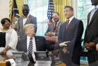 NEWS -  Donald Trump rehabillitiert Jack Johnson in Anwesenheit von Sylvester Stallone 