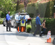 EXKLUSIV - Goldie Hawn und andere Gäste bringen Geschenke zu Kate Hudson's Memorial Day Party