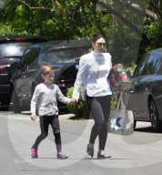 EXKLUSIV - Goldie Hawn und andere Gäste bringen Geschenke zu Kate Hudson's Memorial Day Party