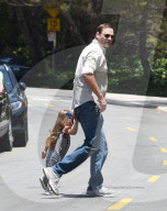 EXKLUSIV - Goldie Hawn und andere Gäste bringen Geschenke zu Kate Hudson's Memorial Day Party