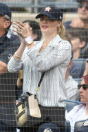 PEOPLE - Kate Upton fiebert mit den den Yankees mit