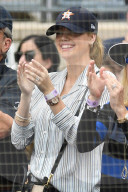 PEOPLE - Kate Upton fiebert mit den den Yankees mit