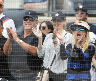 PEOPLE - Kate Upton fiebert mit den den Yankees mit
