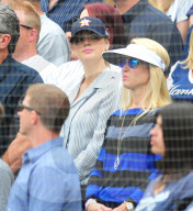 PEOPLE - Kate Upton fiebert mit den den Yankees mit