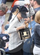 PEOPLE - Kate Upton fiebert mit den den Yankees mit