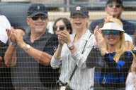PEOPLE - Kate Upton fiebert mit den den Yankees mit