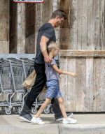 EXKLUSIV - Robin Thicke und Klein Julian bummeln in Malibu