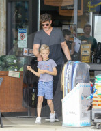 EXKLUSIV - Robin Thicke und Klein Julian bummeln in Malibu