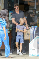 EXKLUSIV - Robin Thicke und Klein Julian bummeln in Malibu