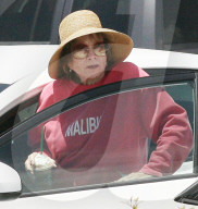 EXKLUSIV - Shirley MacLaine gönnt sich ein Frappuccino in Malibu