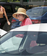 EXKLUSIV - Shirley MacLaine gönnt sich ein Frappuccino in Malibu