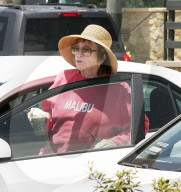 EXKLUSIV - Shirley MacLaine gönnt sich ein Frappuccino in Malibu