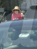 EXKLUSIV - Shirley MacLaine gönnt sich ein Frappuccino in Malibu