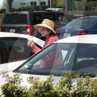EXKLUSIV - Shirley MacLaine gönnt sich ein Frappuccino in Malibu