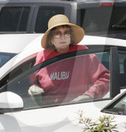 EXKLUSIV - Shirley MacLaine gönnt sich ein Frappuccino in Malibu