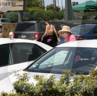 EXKLUSIV - Shirley MacLaine gönnt sich ein Frappuccino in Malibu