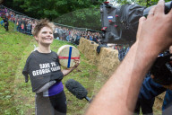 FEATURE - Alle Jahre wieder: Cheese Rolling Race in Gloucester