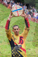 FEATURE - Alle Jahre wieder: Cheese Rolling Race in Gloucester